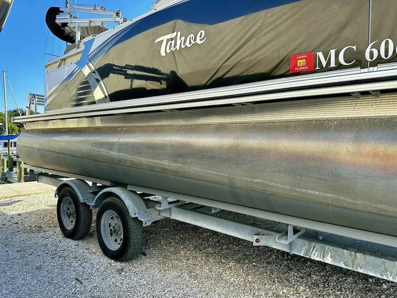 Slide: The Image of Tahoe LTZ 2285 ENT Tritoon 2022 - 4871018