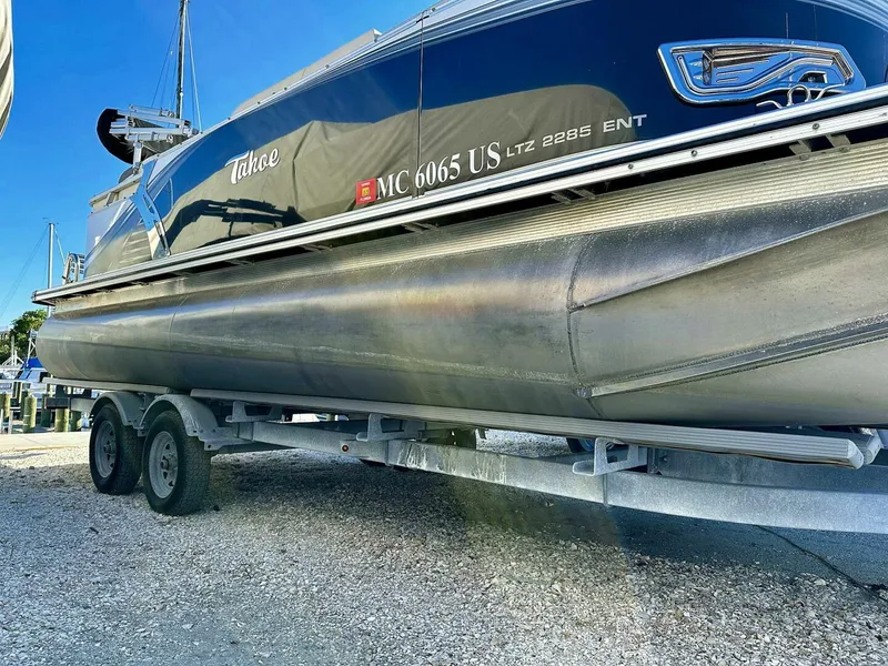 Slide: The Image of Tahoe LTZ 2285 ENT Tritoon 2022 - 4871042