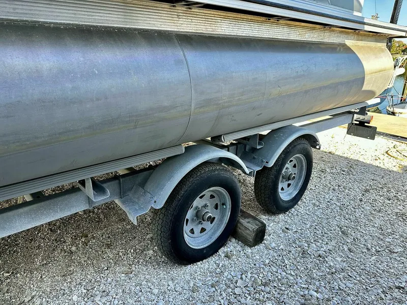 Slide: The Image of Tahoe LTZ 2285 ENT Tritoon 2022 - 4871045