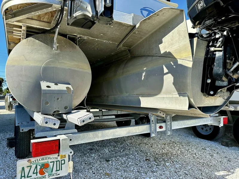 Slide: The Image of Tahoe LTZ 2285 ENT Tritoon 2022 - 4871022