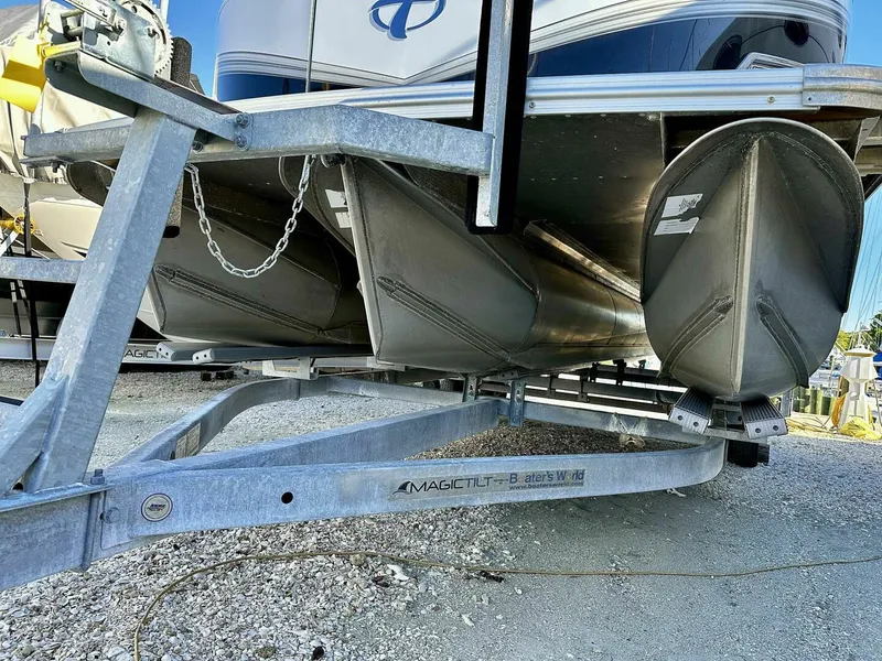 Slide: The Image of Tahoe LTZ 2285 ENT Tritoon 2022 - 4871035