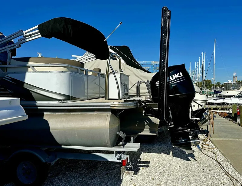 Slide: The Image of Tahoe LTZ 2285 ENT Tritoon 2022 - 4871016