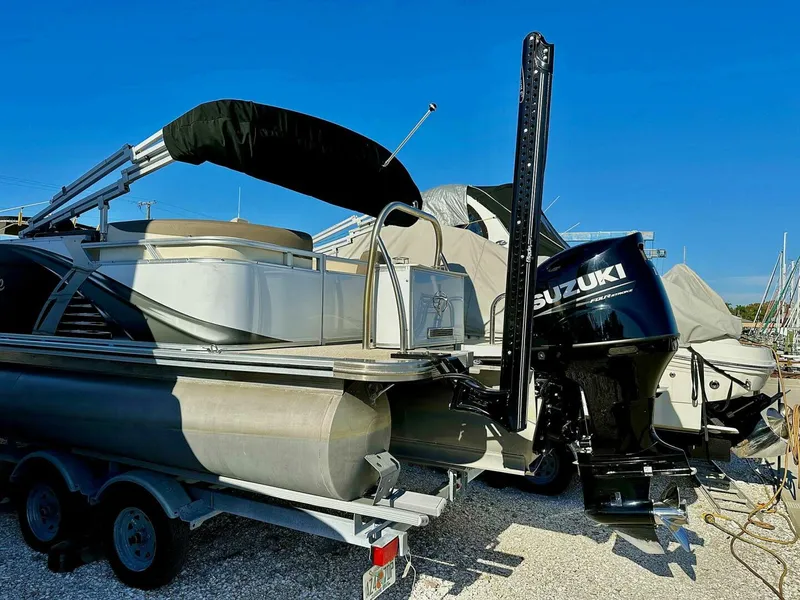 Slide: The Image of Tahoe LTZ 2285 ENT Tritoon 2022 - 4871020