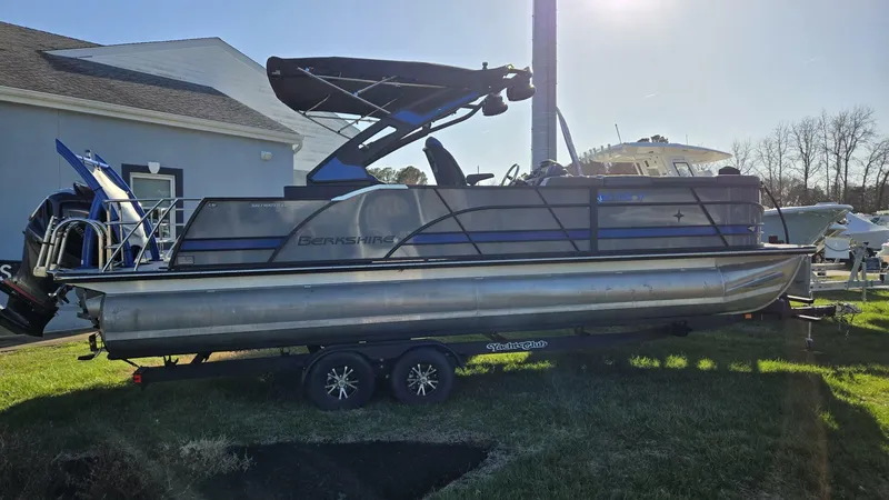 Slide: The Image of 2023 Berkshire 25UL STS 3.0+ stbd view - 5144869