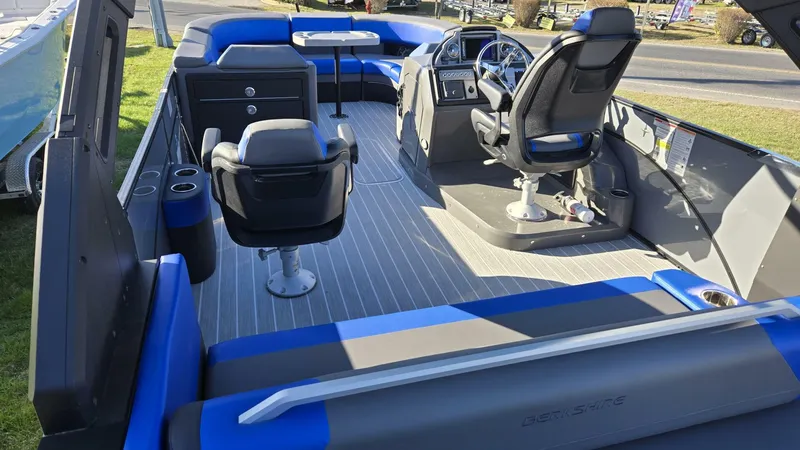 Slide: The Image of 2023 Berkshire 25UL STS 3.0+ looking fwd - 5144870