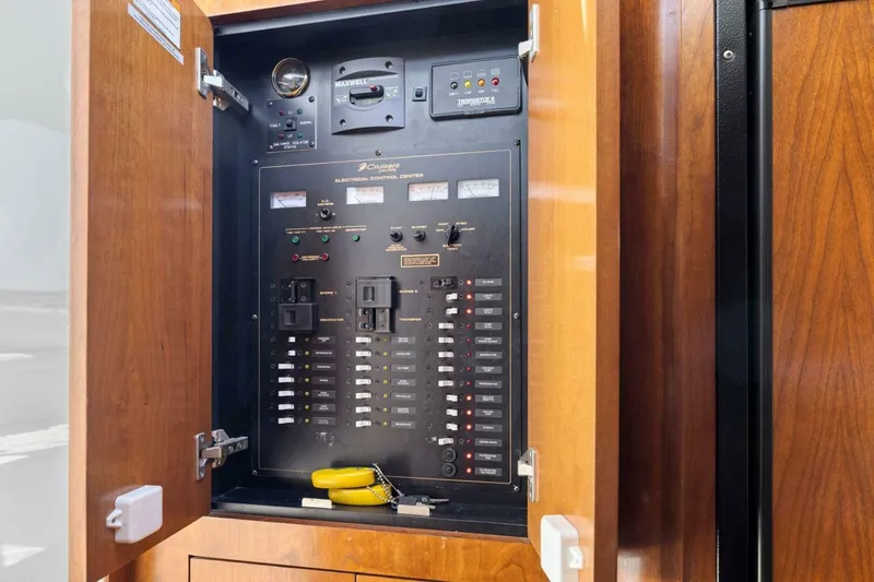 Slide: The Image of Cruisers 370 Express 2006 - 4872318