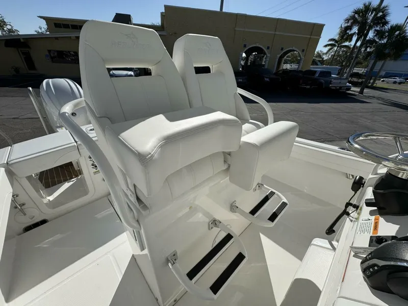 Slide: The Image of Regulator Marine 23 CC 2025 - 5111740