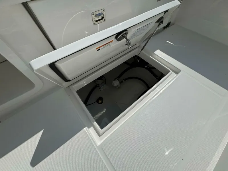 Slide: The Image of Regulator Marine 25 CC 2025 - 5282940