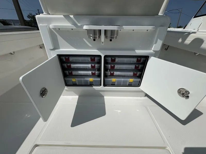 Slide: The Image of Regulator Marine 25 CC 2025 - 5282964