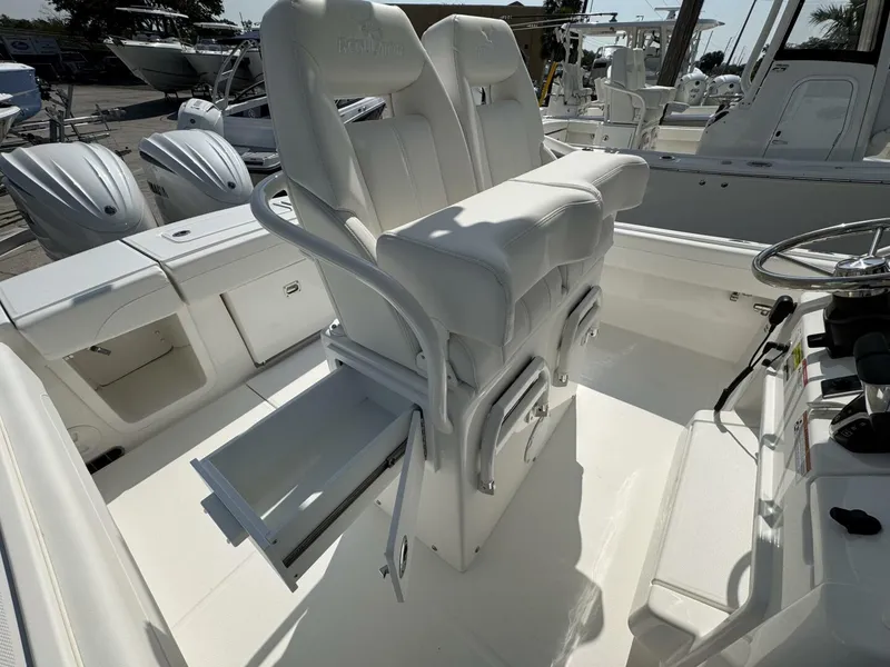 Slide: The Image of Regulator Marine 25 CC 2025 - 5282965