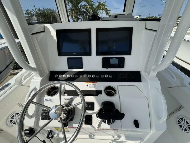 Slide: The Image of Regulator Marine 25 CC 2025 - 5282966