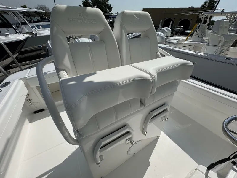 Slide: The Image of Regulator Marine 25 CC 2025 - 5282967