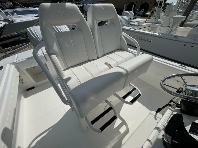 Slide: The Image of Regulator Marine 25 CC 2025 - 5282968