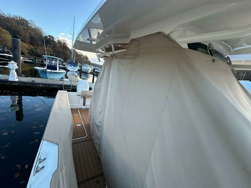 Slide: The Image of Boston Whaler 330 Outrage 2019 - 5068974