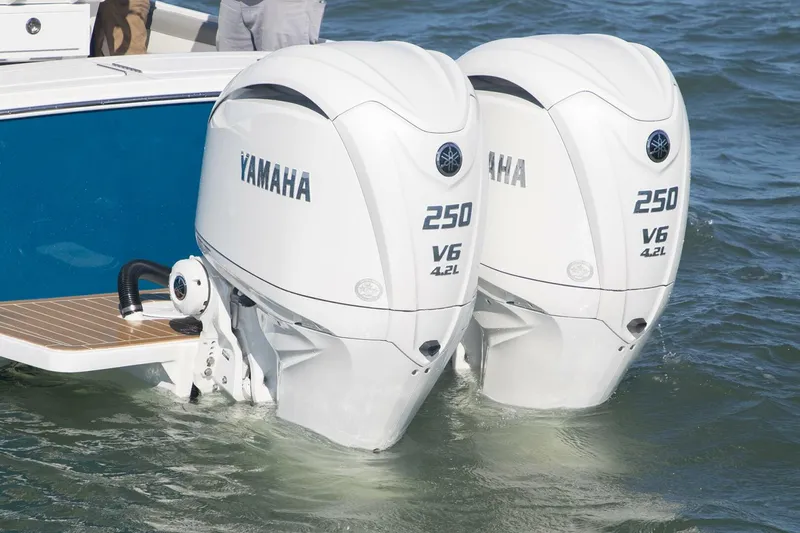 Slide: The Image of Regulator Marine 25 CC 2025 - 4872736