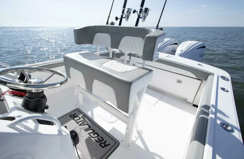 Slide: The Image of Regulator Marine 25 CC 2025 - 4872745