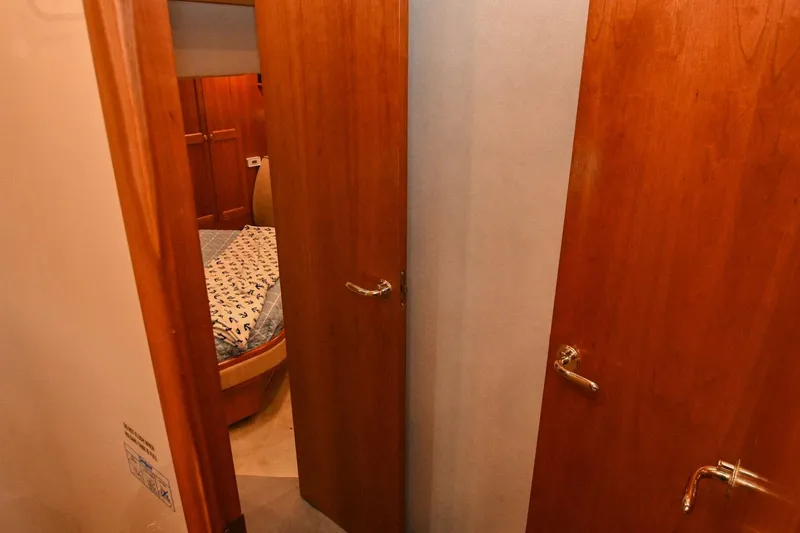 Slide: The Image of Cruisers Yachts 5000 Sedan Sport 2002 - 4874445