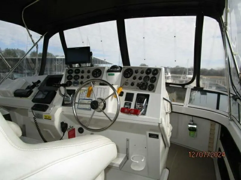 Slide: The Image of 40' Carver flybridge helm1 - 4876697