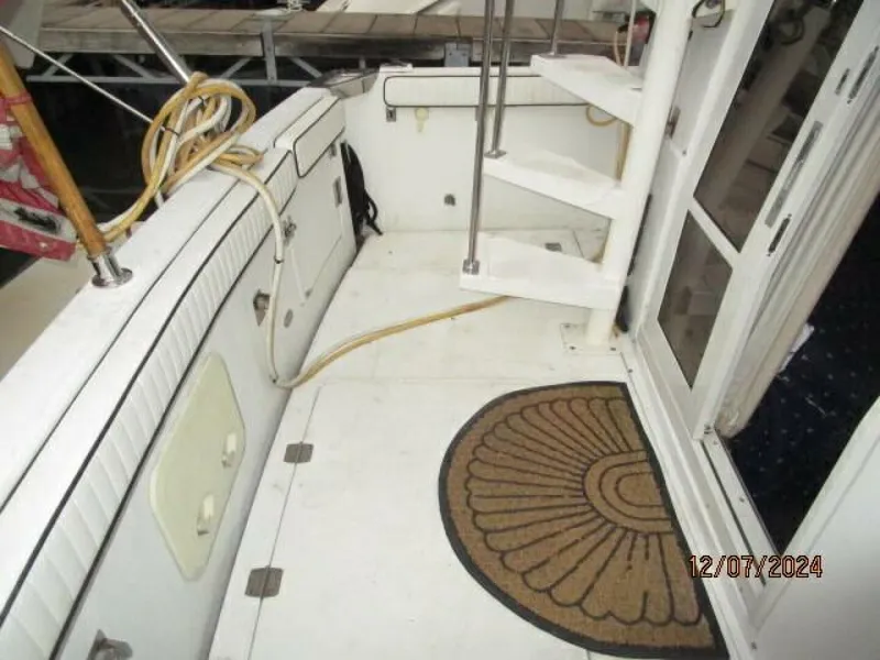 Slide: The Image of 40' Carver cockpit port - 4876675