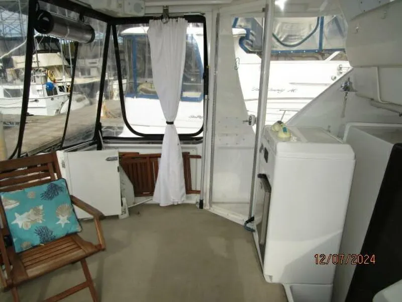 Slide: The Image of 40' Carver sundeck port - 4876741
