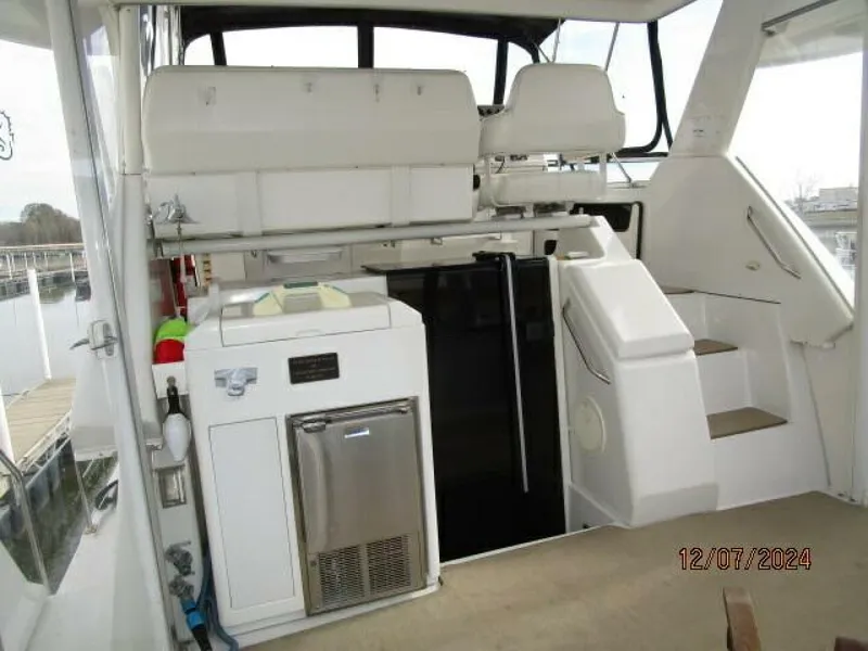 Slide: The Image of 40' Carver sundeck forward - 4876740