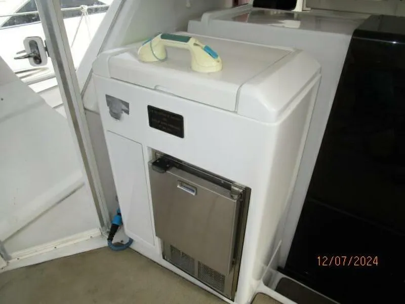 Slide: The Image of 40' Carver sundeck wetbar1 - 4876744