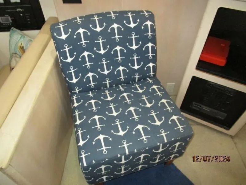 Slide: The Image of 40' Carver salon starboard seating - 4876734