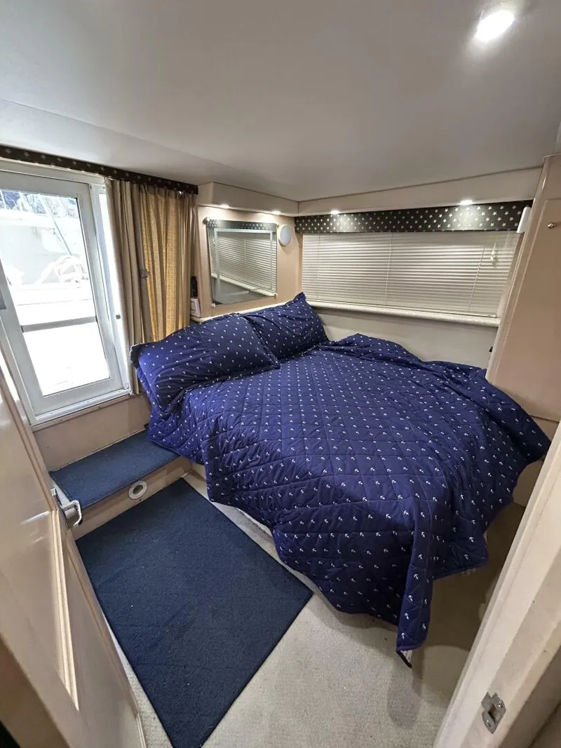 Slide: The Image of 40' Carver master stateroom - 4876720