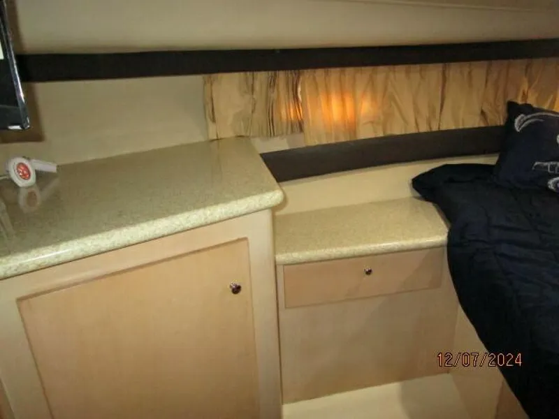 Slide: The Image of 40' Carver guest stateroom port - 4876714