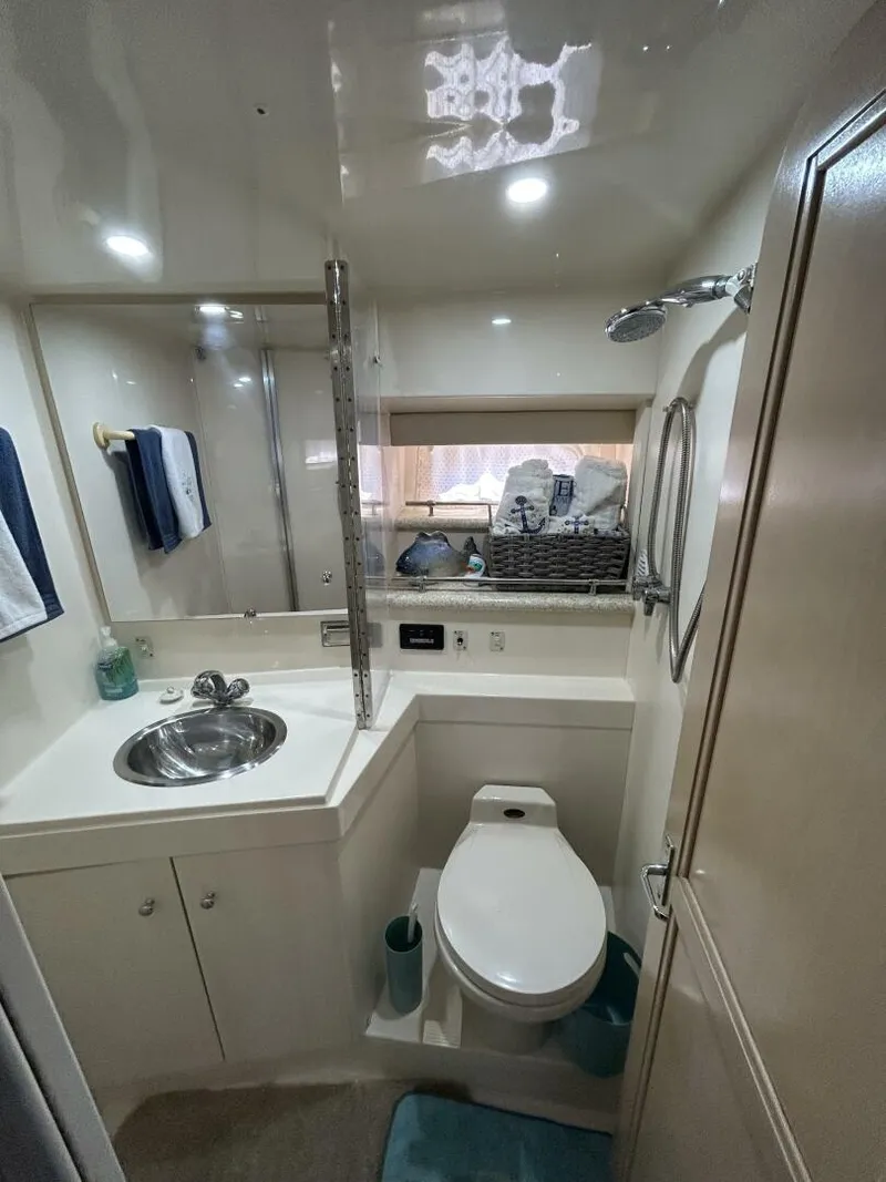 Slide: The Image of 40' Carver guest stateroom head-shower - 4876712