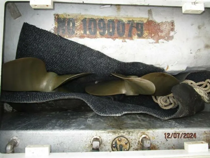 Slide: The Image of 40' Carver spare propellers - 4876735