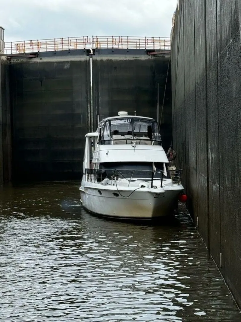 Slide: The Image of 40' Carver forward profile - 4876708