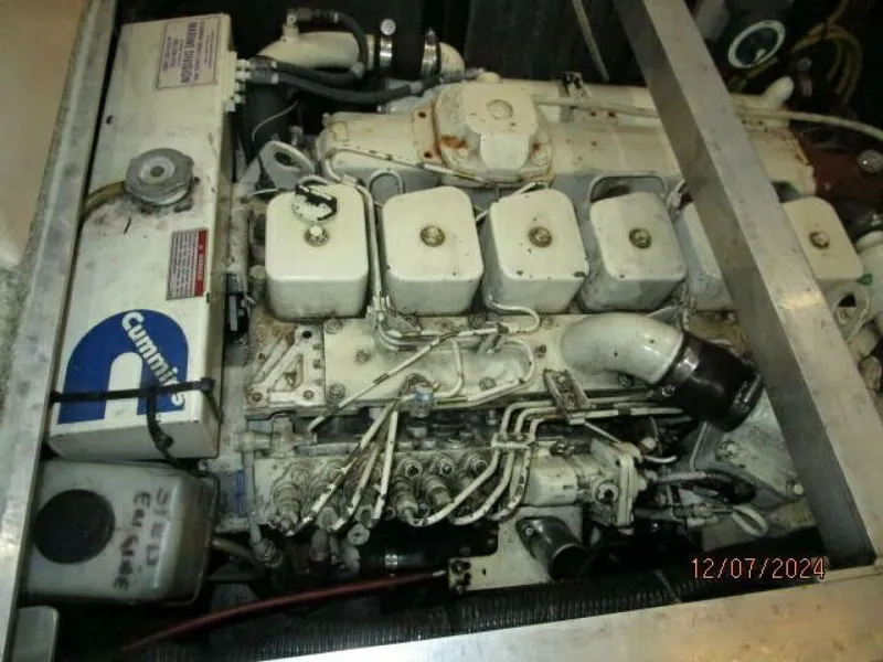 Slide: The Image of 40' Carver staboard main engine - 4876737