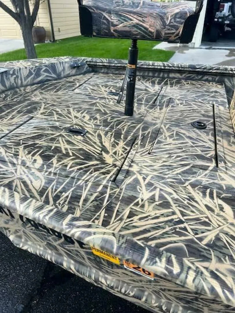 Slide: The Image of Lowe Roughneck 1860 2023 - 4888440