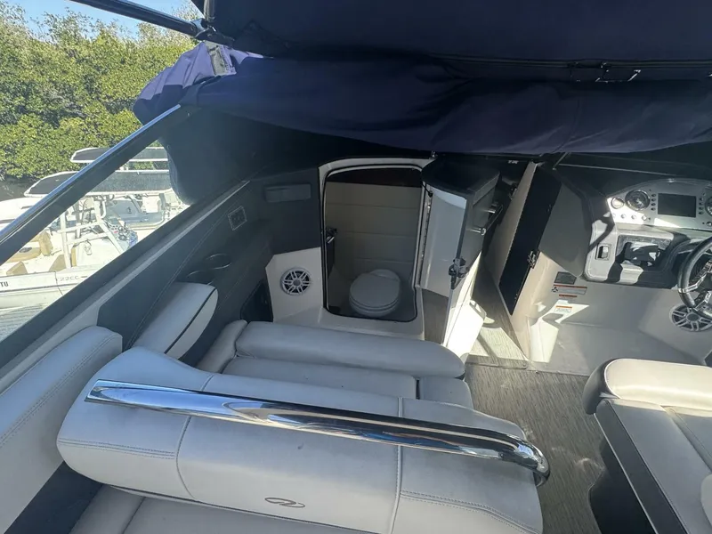 Slide: The Image of Regal 2800 Bowrider 2015 - 4891150