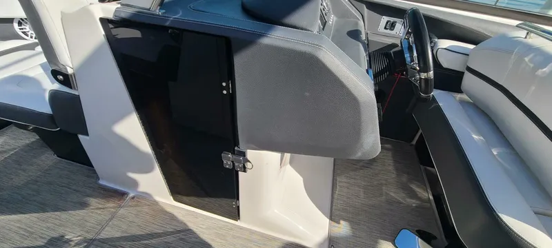 Slide: The Image of Regal 2800 Bowrider 2015 - 4891255