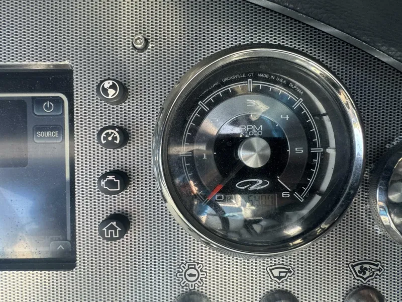 Slide: The Image of Regal 2800 Bowrider 2015 - 4891145