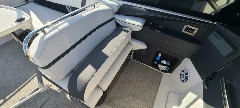 Slide: The Image of Regal 2800 Bowrider 2015 - 4891259