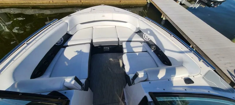 Slide: The Image of Regal 2800 Bowrider 2015 - 4891252