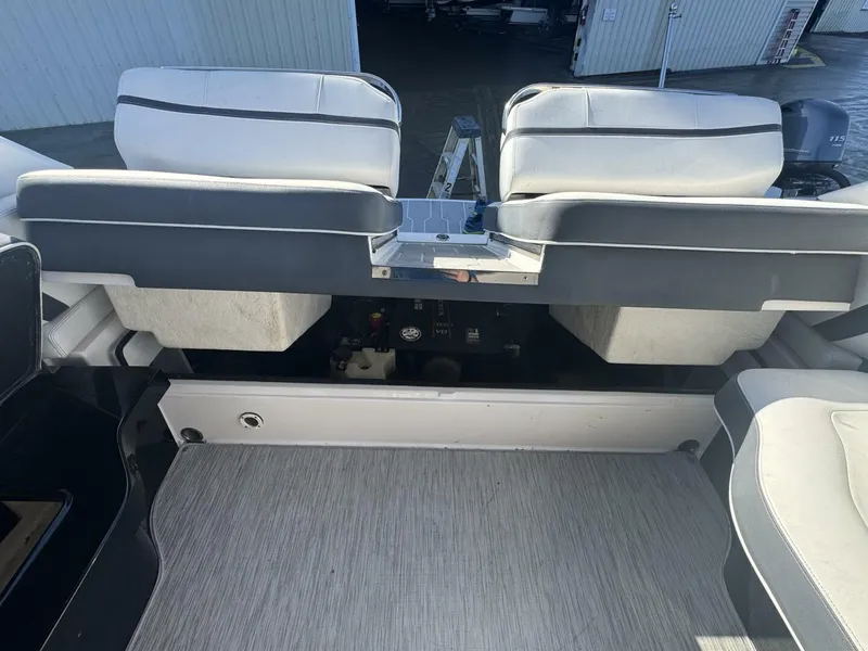 Slide: The Image of Regal 2800 Bowrider 2015 - 4891152