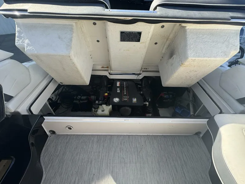 Slide: The Image of Regal 2800 Bowrider 2015 - 4891153