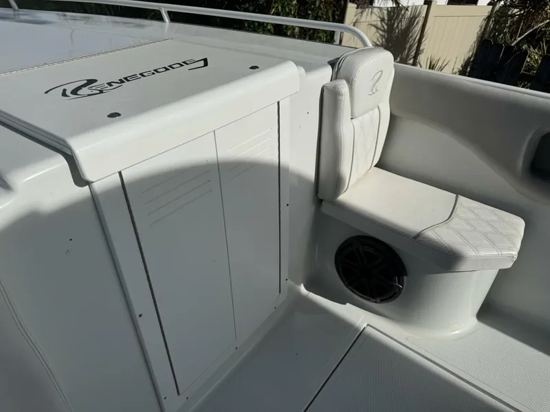 Slide: The Image of Renegade 32 Cuddy 2005 - 4900026