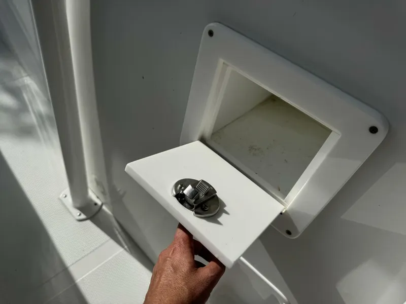 Slide: The Image of Renegade 32 Cuddy 2005 - 4900025