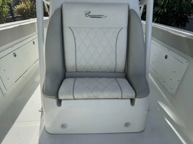 Slide: The Image of Renegade 32 Cuddy 2005 - 4900037