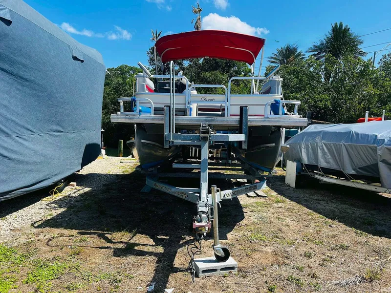 Slide: The Image of Sun Tracker 200 Party Barge Classic 2009 - 4899890