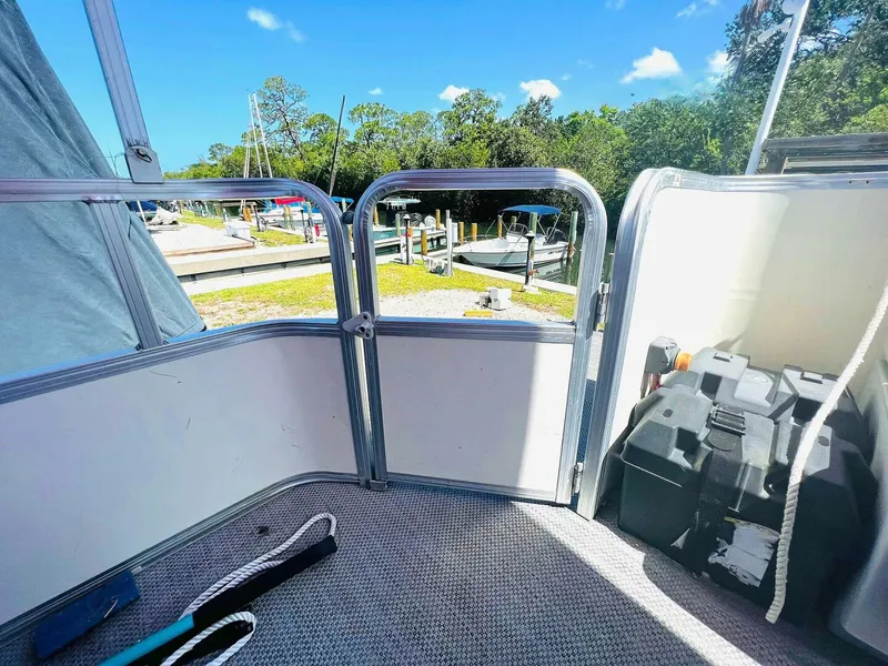 Slide: The Image of Sun Tracker 200 Party Barge Classic 2009 - 4899907