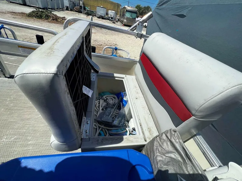 Slide: The Image of Sun Tracker 200 Party Barge Classic 2009 - 4899911