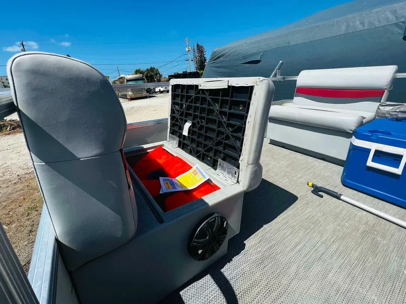 Slide: The Image of Sun Tracker 200 Party Barge Classic 2009 - 4899916