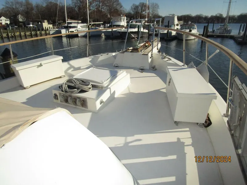 Slide: The Image of 48' Hatteras foredeck2 - 4900466