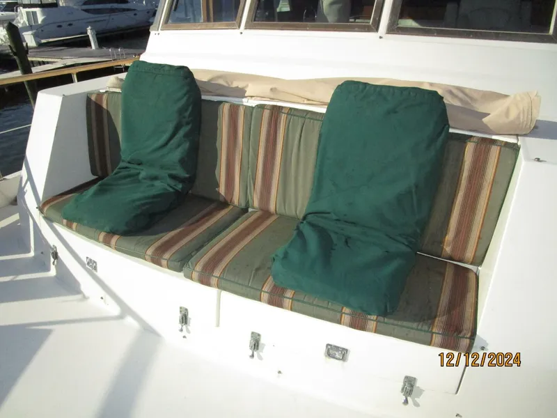 Slide: The Image of 48' Hatteras foredeck benchseat - 4900463